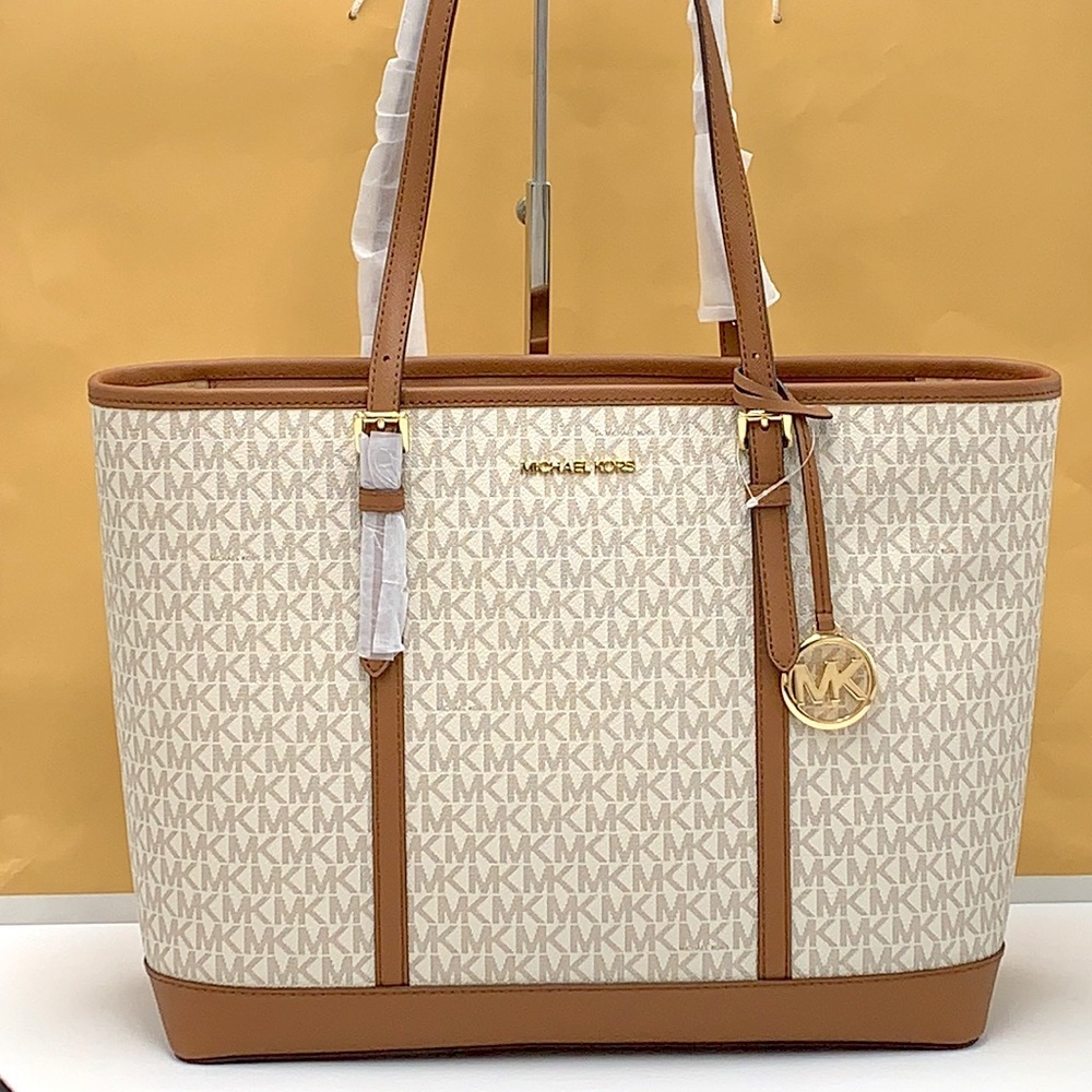 MICHAEL KORS VANILLA SIGNATURE COLOR 
Jet Set Travel Large Logo Tote Bag - Picture 14 of 15